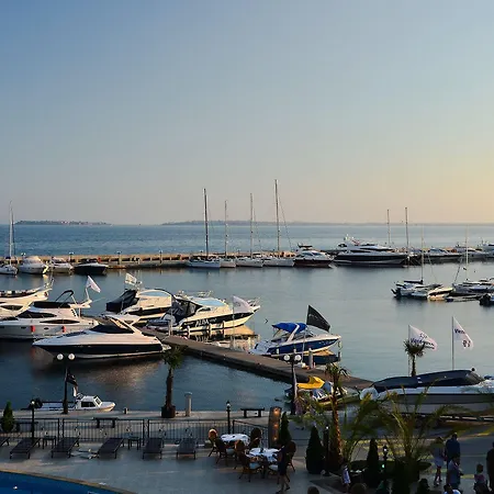 아파트 New Line Village