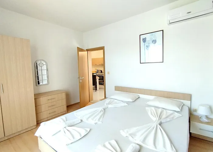 New Line Village Апартаменти